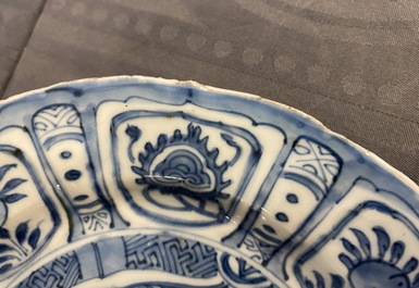 Een Chinese blauw-witte kraakporseleinen schotel en twee borden met eenden, Wanli